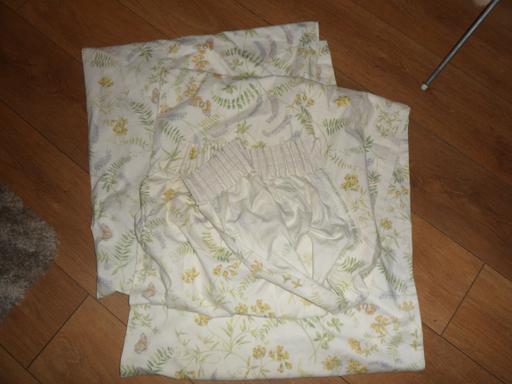 Buy & Sell Greater Manchester Oldham - Photos for PAIR OF SPRING FLOWERY CURTAINS