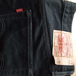 Levi's 501 button fly.
Really good condition except for the little damage (please see the photo) and its reflected on the price.
Proof and postage included 