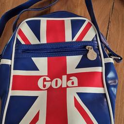 Blau/Rot/Weisse Tasche der Marke Gola. Gut erhalten.
Masse: ca. 21 x 25 x 8 cm