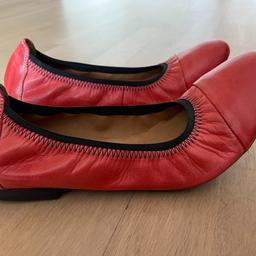 Italienische Ballerinas für Frauen

Größe 38

Farbe: Helles Rot

Marke: Venezia

Aus Leder

Super bequem im Sommer
