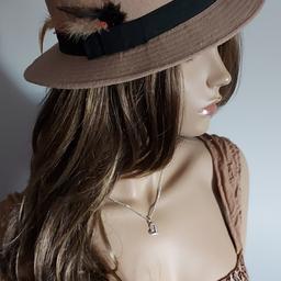 schicker Neuer Damen Hut in beige

für nur 18€ zu verkaufen