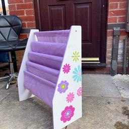 purple and white children's book storage

Excellent condition for kids book