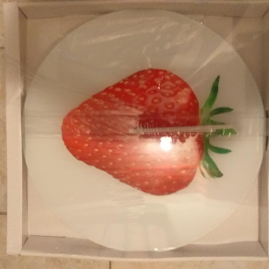 Glas Wanduhr 40cm.
Weiss mit Erdbeer Motiv
Neu,Originalverpackt.
Keine Garantie Rücknahme oder Umtausch da Privatverkauf.