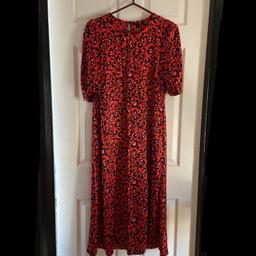NEXT Animal / Floral Print Midi Dress in red & pink
UK 12 / EU40
100% Viscose with a soft satin feel
Fit and flare with a front left slit
Elbow-length sleeves
Invisible side zip closure
Keyhole back with button
Similar to Whistles, Zara, New Look