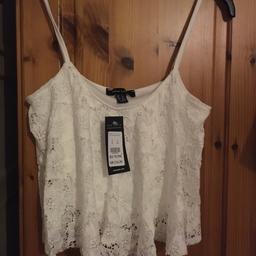 BNIP Cream Lace hanky hem crop top with a plain silky lining. See (pic 3)
Brand new & unworn in packaging
Lovely pretty top for the summer
Has lace design & a cute hanky hem line.
UK Size 8
From a pet & Smoke free Home
Collection in person or can post at an extra cost to the buyer

P.S tanaka.G if still interested in purchasing this item please message me
I have managed to find the item ! 😂