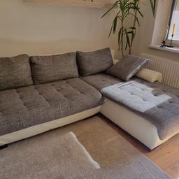 Ich verkaufe eine Couch mit weißem Kunstleder und grauem Stoffbezug mit Schlaffunktion in gebrauchtem Zustand. Die 4 Pölster sind dabei. An manchen Stellen ist das Kunstleder porös. (wie am Foto)
Lxbxh= 275x190x70cm