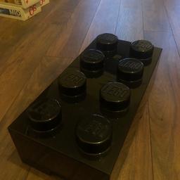 Verkaufe diese schwarze Aufbewahrungs Box in Form eines Lego steins , sollte man mehrer von ihnen haben kann man sie auch wie lego steins stapeln 😉
