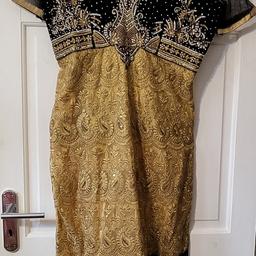 Beautiful black and gold indian suit with embroidery and diamond work. Comes complete with a pyjami and scarf. 

Has been worn but is still in good condition.