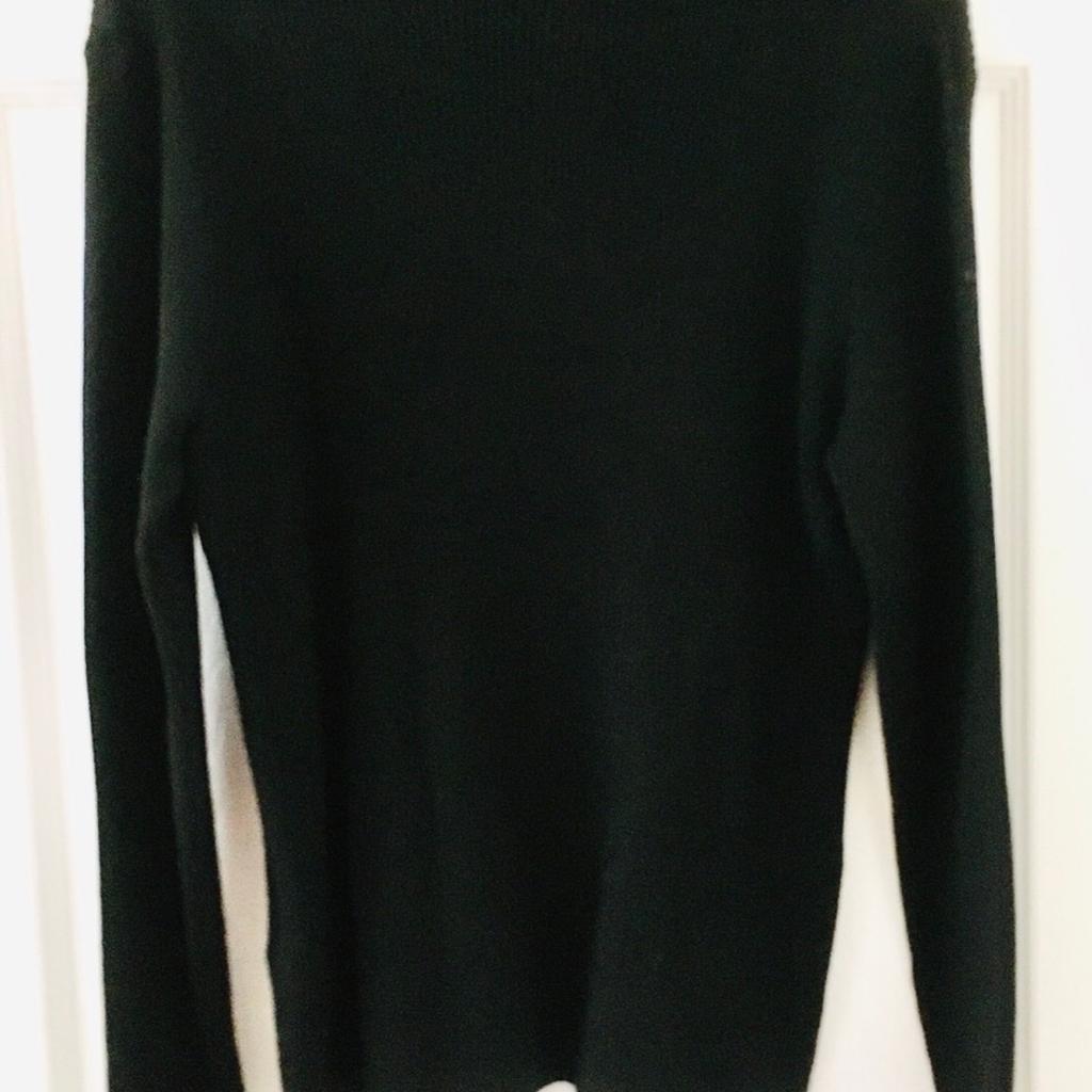 A black long sleeve roll neck soft jumper, an essential in your winter wardrobe. This knitted soft roll-neck jumper is made from a soft, lightweight yarn with a regular fit. Perfect worn on its own tucked into trousers, or worn underneath a cami dress for a chic daytime look. Size an extremely small 20
FreePost or PickUp