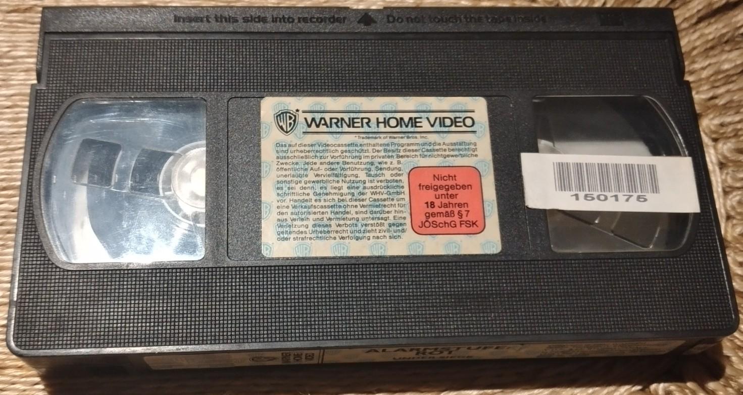 VHS/ALARMSTUFE ROT/UNGESCHNITTENE VERSION in 8355 Patzen für 10,00 ...