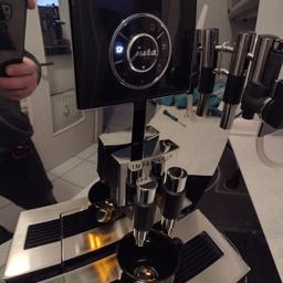 Frisch gewartetes Kaffeevollautomat von Hause Jura, Model Impresa J9. Wartung wurde bei Jura durchgeführt,Rechnung vorhanden.Vollfunktionierndes Gerät das den Kaffeegeschmak aufs höchste veredelt, minimale Gebrauchtspuren (siehe Fotos).Sofort einsatzbereit. Kaffeeauslaufhöhe einstellbar manuell (65 - 111mm),Cappuccinatore getrennt vom Kaffeeauslauf
Cappuccinatore-Milchbezug mit Schlauch, Dampfdüse,Display,Heißwasserfunktion.

Privatverkauf,keine Garantie,Umtausch,Rücknahme oder gewährleistung.