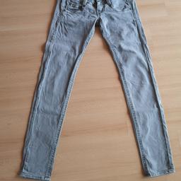Herrlicher Röhrenjeans jeans grau gr. 26/32 gr.s Hüftjeans

Versand kostet 3€

Privatkauf keine Garantie keine Rücknahme