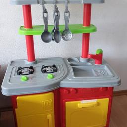 Hallo möchte gern eine Kinderküche  verkaufen mit leichten Gebrauchsspuren.
Der Herd wird mit Batterien betrieben und gibt leichte Geräuche von sich. Eine sehr schöne und bunte Küche mit 4 Küchenhelfern.