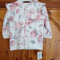 Beautiful New girls floral hoodie

Size 6-9 months 

Please check my other item's