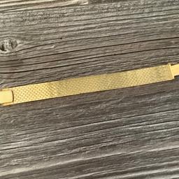 Sehr schönes und super erhaltenes Armband vergoldet.
Gewicht ca 41 gramm.
Es ist von meiner Oma mit doppelten verschluss.
So gut wie keine Gebrauchsspuren.