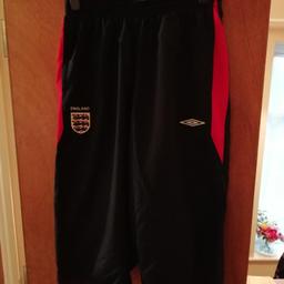 England football ¾ length shorts in excellent pre-owned condition, size XL.

Purchaser to collect from an FY2 location.