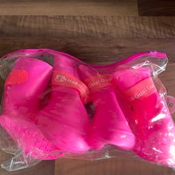 Dog boots x 4
Covers paws keeping them clean
New unworn