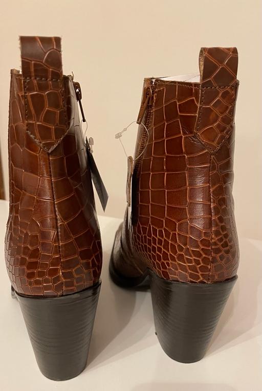 Buy & Sell Staffordshire East Staffordshire - Photos for New Real Leather crocodile print size 8 boots