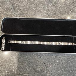 Oliver Weber Silber Armband mit Swarovski Steinen. Länge 19cm.
Inkl. Verlängerung 4cm und Etui