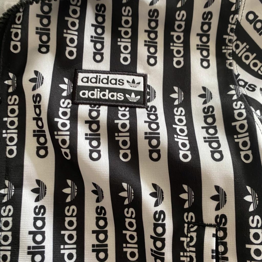Hey ihr lieben :)
biete hier meine Adidas Crop Jacke kurz in Schwarz/Weiß an ❤️
Es steht zwar Größe 32 (XXS) drin, aber ich trage Gr. XS/S und mir passt die super :)
All over Print.
An den Seiten mit Taschen die mit einem Reißverschluss zu schließen sind.
Wie Neu.
Privatkauf: keine Garantie oder Rücknahme