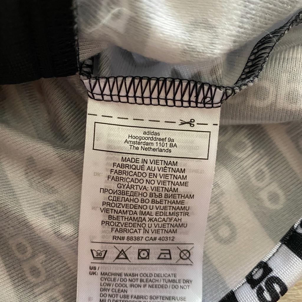 Hey ihr lieben :)
biete hier meine Adidas Crop Jacke kurz in Schwarz/Weiß an ❤️
Es steht zwar Größe 32 (XXS) drin, aber ich trage Gr. XS/S und mir passt die super :)
All over Print.
An den Seiten mit Taschen die mit einem Reißverschluss zu schließen sind.
Wie Neu.
Privatkauf: keine Garantie oder Rücknahme