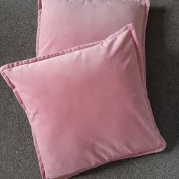 2 x pink velvet feel cushions
cases and cushions included 
zip fasten on back
machine washable 
perfect condition 
48x48 cm