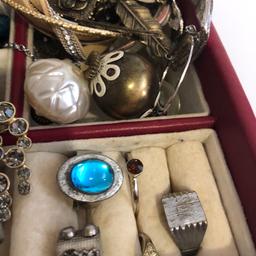 Joblot vintage and modern jewellery
 a ring stamped rolled gold
some may need repaired or some items may have wear and lots of wearable item’s
Box not included 