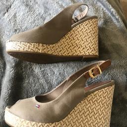 Tommy Hilfiger open toe shoes 👠
Khaki colour!
Size 6 but come up small so I would say
5 half would fit more comfortably!
Only worn for a couple of hour!!
I’m gutted as there beautiful shoes
Cost £75 selling £30ovno and I’ll post for free!
PayPal, bank or collection preferred but shpock wallet if necessary!