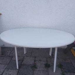 Gartentisch oval mit den Maßen 150x100x68cm. Leichte Verfärbungen auf der Platte vorhanden.