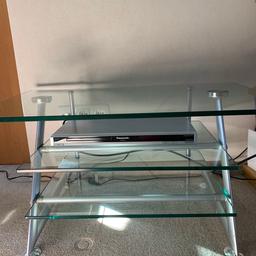 Ich verkaufe einen TV-Tisch aus Glas.
Er hat insgesamt 3 Flächen, wodurch auch ein DVD-Player oder andere Recorder problemlos Platz finden.
Maße obere Glasfläche (HxBxT): 42,5cmx80cmx48cm
Maße der unteren Glasflächen (BxT):
54,5cmx42,5xm
Nur Abholung möglich.