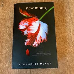 Ich verkaufe das Buch „New Moon“ von Stephenie Meyer (2. Teil der Twilight Saga) auf englisch.
Versand ist unversichert für 1,60€ möglich, bei Wunsch nach versichertem Versand für 5,49€.