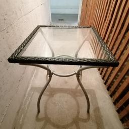 Gut erhaltener Alutisch mit Glasplatte und Rattanumrandung

Maße:

Tischplatte 60×60cm

45cm hoch

Nur Abholung in HP