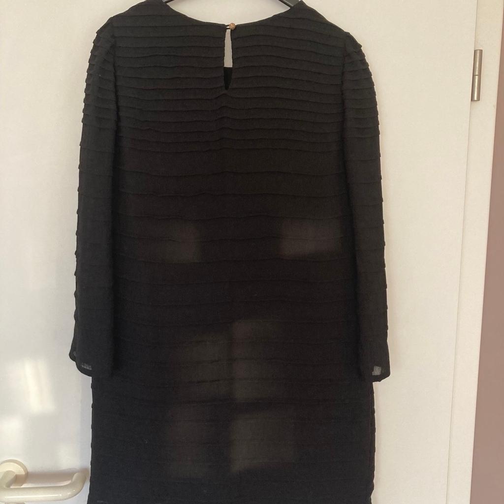 schwarzes Massimo Dutti Chiffon-Kleid in Größe 36 mit transparenten Ärmeln und welligem Saum. edler goldener Knopfverschluss an der Rückseite.
Das Einnähetikett ist herausgetrennt.
#springclean