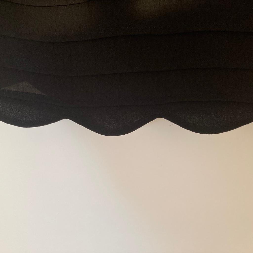 schwarzes Massimo Dutti Chiffon-Kleid in Größe 36 mit transparenten Ärmeln und welligem Saum. edler goldener Knopfverschluss an der Rückseite.
Das Einnähetikett ist herausgetrennt.
#springclean