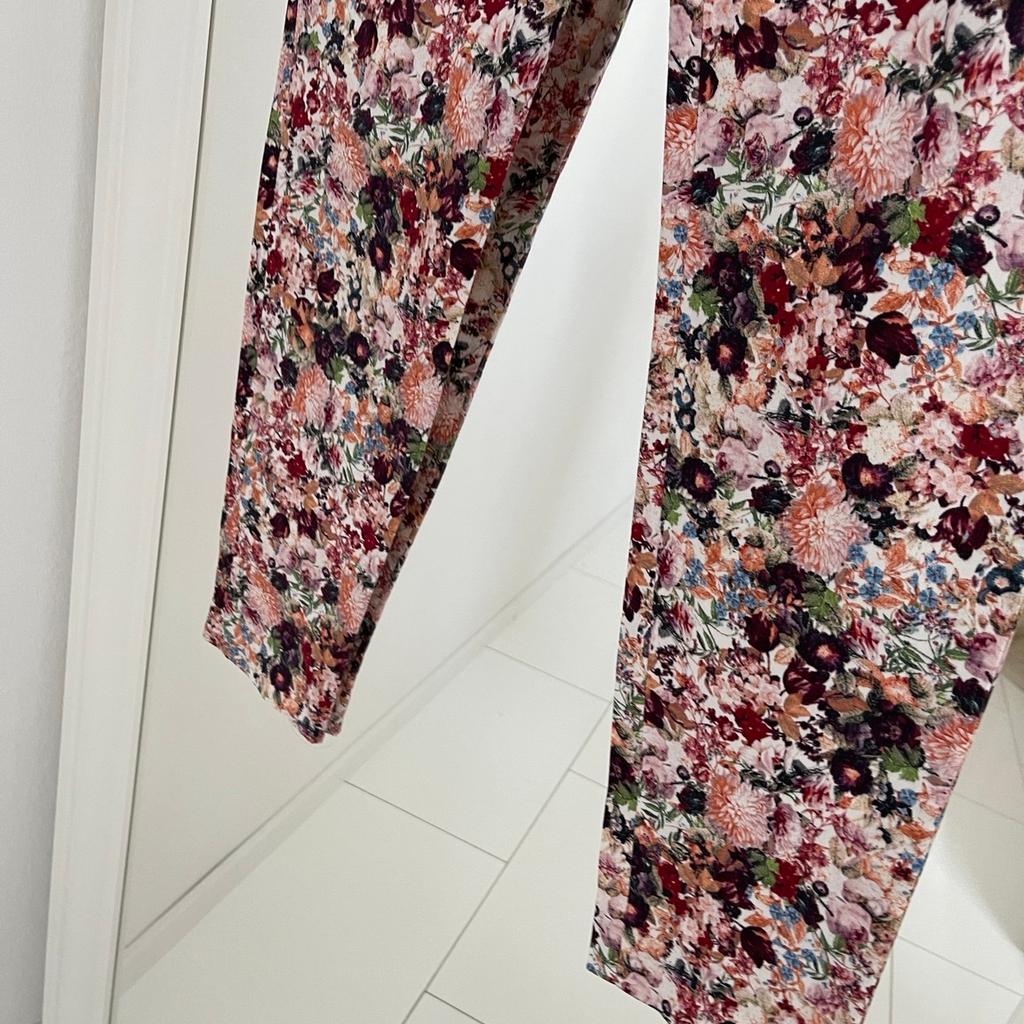 #springclean
Verkaufe Stoff Hose von ZARA in Gr M
Preis 15& fest und nicht mehr verhandelbar!!