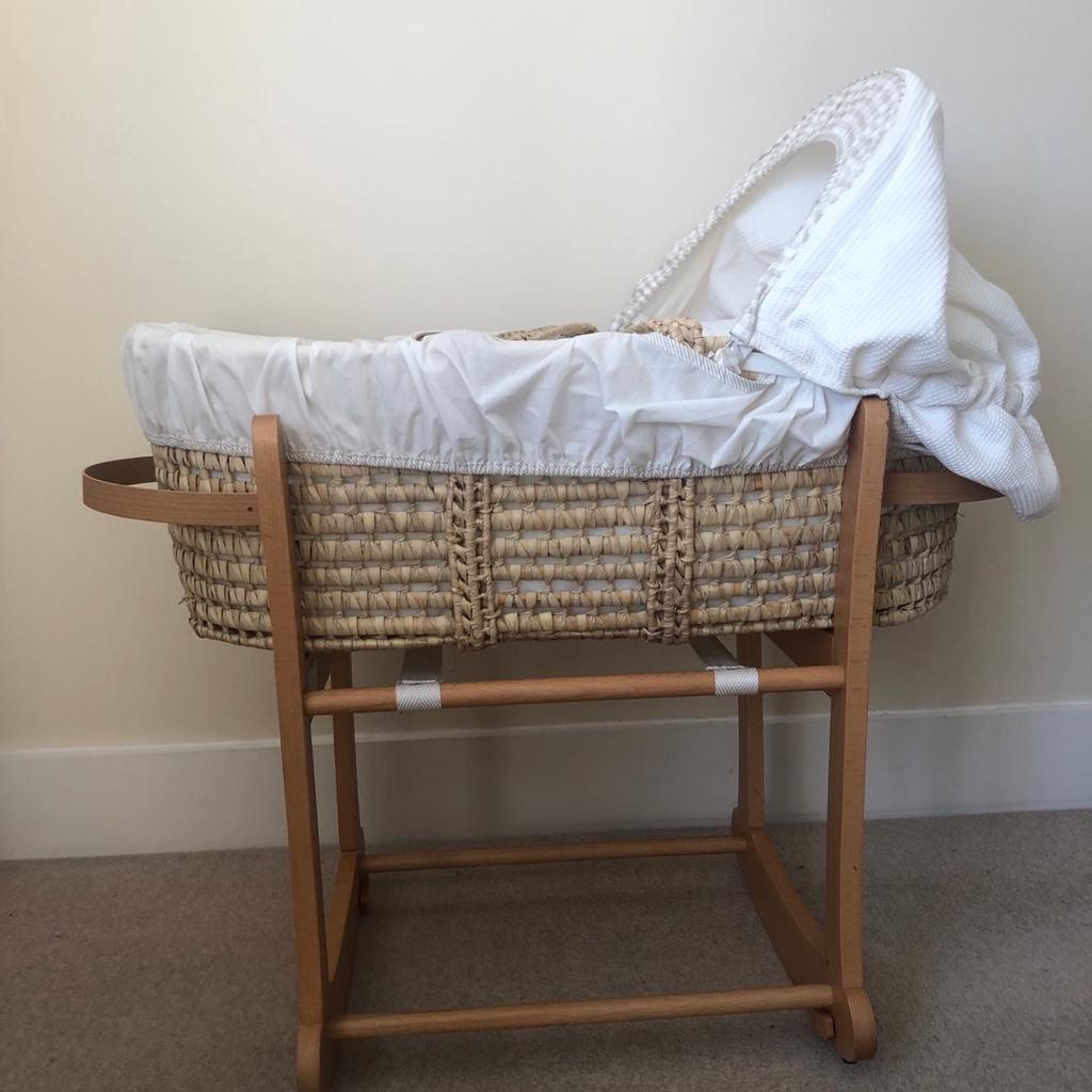 Mamas & Papas Moses basket & rocker stand in SE9 Greenwich für 35,00