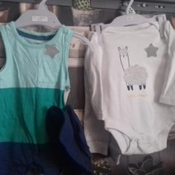 THIS IS FOR A BRAND NEW BUNDLE OF BOYS CLOTHES


1 X BRAND NEW - GREEN AND BLUE SUMMER OUTFIT WITH MATCHING HAT
1 X BRAND NEW - GREY LEGGINGS AND WHITE TOP - LHAMA THEME

PLEASE SEE PHOTO