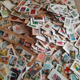 Viele hundert verschiedebe Briefmarken aus allen Ländern, ab ca. 1970, fein sauber ausgeschnitten      -gegen faires Gebot- abzugeben!

Privatverkauf, keine Garantie und Rücknahme.