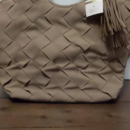 Oasis Maggie Weave Shopper/Tote Bag
Brand New, never used, and has been wrapped in packaging and stored away
From a smoke & pet free household
Collection & postage both welcome
**PLEASE CHECK OUT OTHER ITEMS I HAVE FOR SALE, HAPPY TO COMBINE POSTAGE**