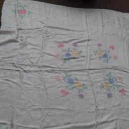 Beautiful white with floral design cloth.
Ex. cond.
Fy3 layton