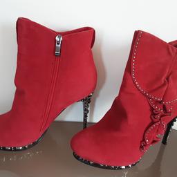 red suede ankle boots
with rhinestone and ruffle detailing
Studded heels and trim
zip fastening
worn twice
collection