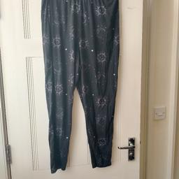 Sun and Crescent Moon design leggings by Yours Clothing.
Size 20
Slightly faded, some bobbling and a small tear to the left upper thigh area.
Would be ideal for someone who can sew the small hole up.. (I can't see, thus selling)
Still got a lot of life in them.
Gorgeous design
See photos before purchasing

collection from Horton road Gloucester or can be posted

#yoursclothing20 #yoursclothing #size20 #leggings #sunandmoon #goth #emo #hippie #alt