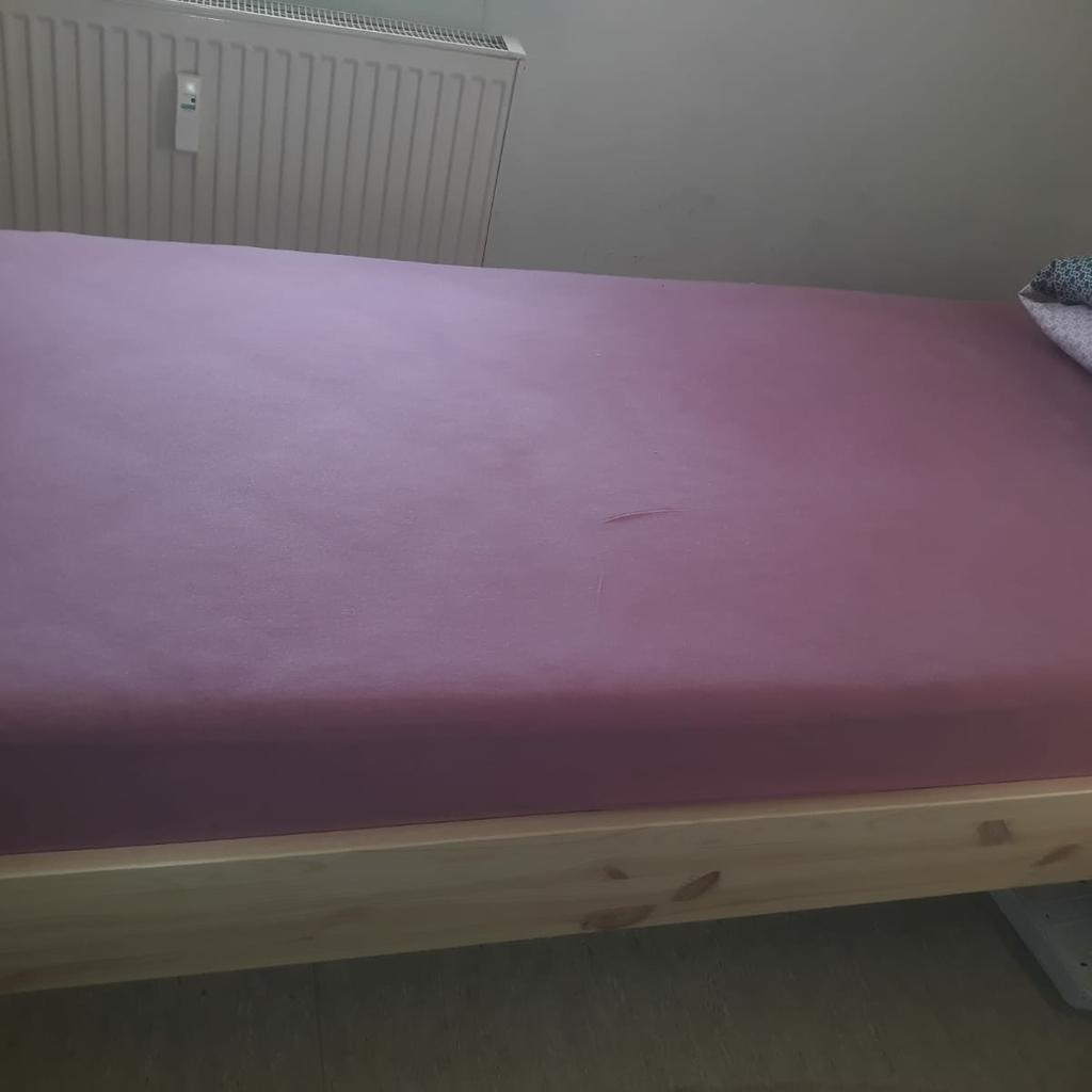 Neues Bett, nie benutzt für einen Gast gekauft und aus Vollholz und mit neuwertiger Matratze und Lattenrost.
Mit oder ohne Kommode