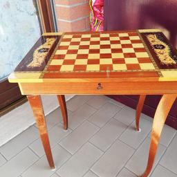 vecchio elegante tavolino in legno con vano portaoggetti.