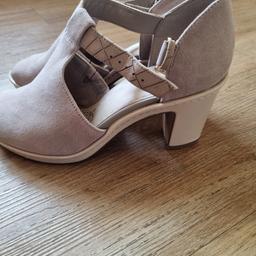 immaculate condition
beige coloured suede sandals from Clarks
size 5
immaculate condition
non smoking home
Happy to use paypal