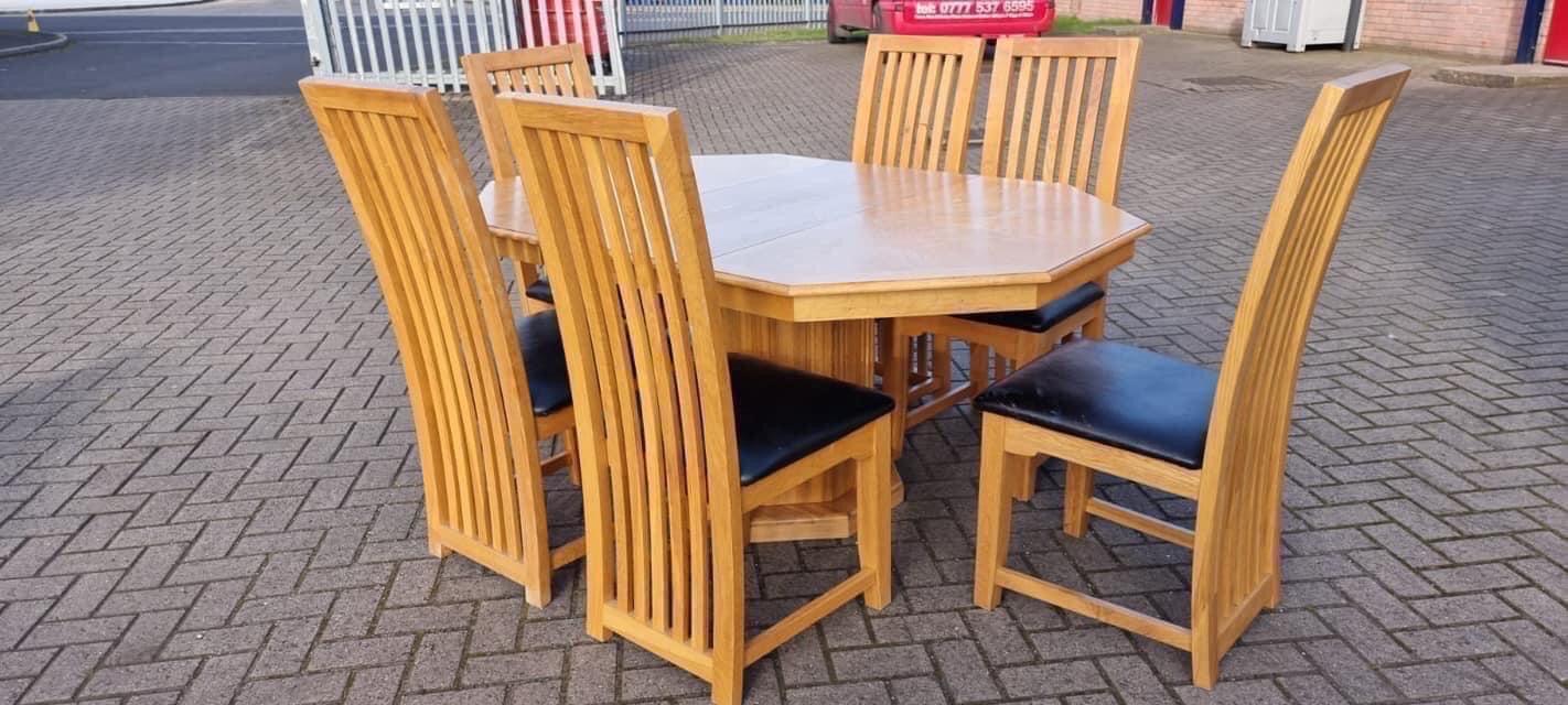 SECOND HAND SOLID OAK DINING TABLE AND CHAIRS in S62 Parkgate für £ 120