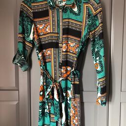 As new worn once
River island shirt dress
Polyester
Has tie belt to waist
Size 8/10
B44
Can post