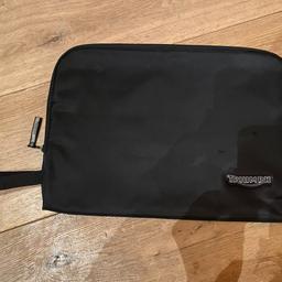 Laptoptasche / Notebook Tasche Hülle
der Marke Triumph
ganz selten verwendet, darum wird sie verkauft
