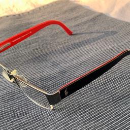 Verkaufe hier eine optische-Brille der 
Marke: Ralph Lauren - Polo im neuwertigen Zustand.
Wie ersichtlich ohne Kratzer.
R +0,25
L +0,75

PRIVAT VERKAUF, ohne Garantie oder Rücknahme!!