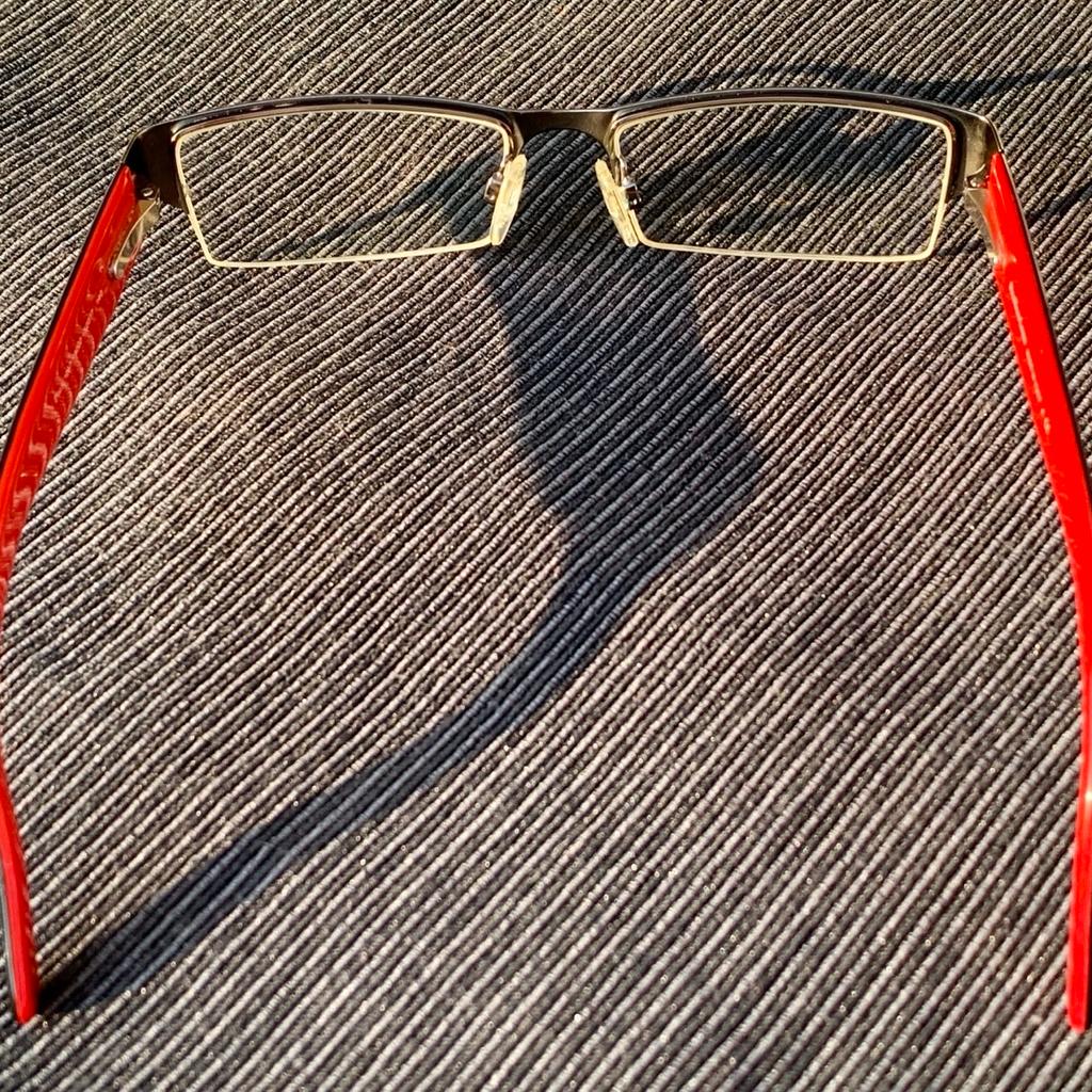 Verkaufe hier eine optische-Brille der
Marke: Ralph Lauren - Polo im neuwertigen Zustand.
Wie ersichtlich ohne Kratzer.
R +0,25
L +0,75

PRIVAT VERKAUF, ohne Garantie oder Rücknahme!!